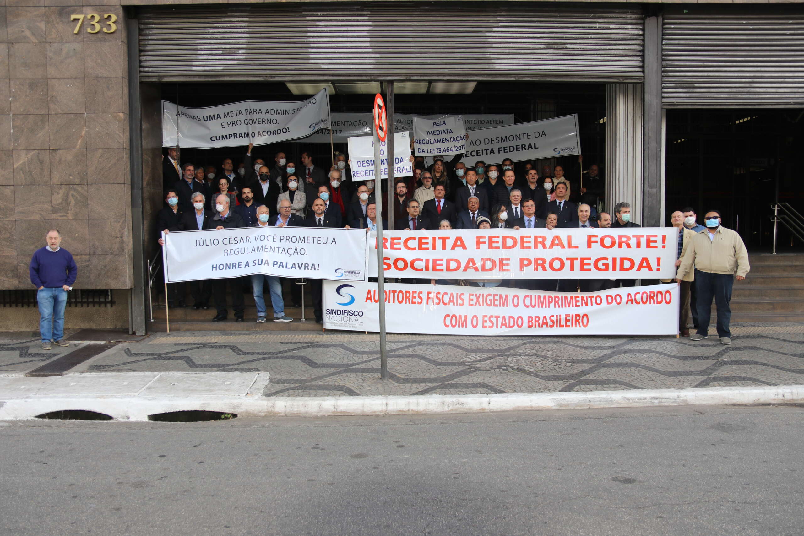 Grupo de auditores fiscais da oitava região fiscal carregam cartazes de protesto no Ato Público em frente à Superintendência da Receita Federal
