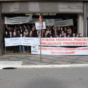 Grupo de auditores fiscais da oitava região fiscal carregam cartazes de protesto no Ato Público em frente à Superintendência da Receita Federal